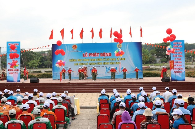Triển khai Cuộc thi trực tuyến “CNVCLĐ  tìm hiểu về công tác An toàn vệ sinh lao động’'  và tham gia Cuộc thi tìm hiểu “Nghị quyết Đại  hội Công đoàn và hành động của đoàn viên,  người lao động”