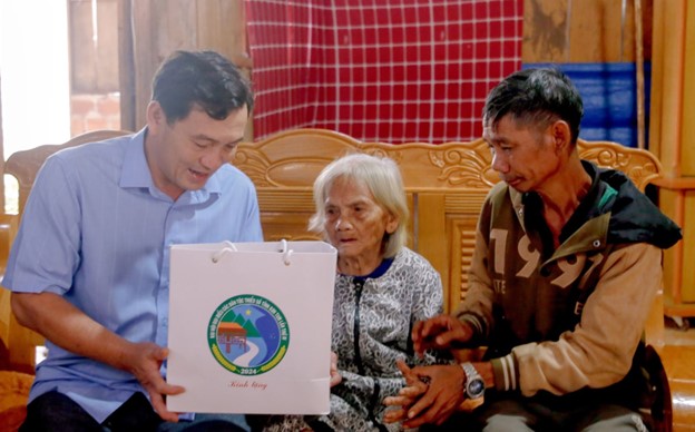 Thăm, tặng quà nguyên lãnh đạo tỉnh là người đồng bào dân tộc thiểu số