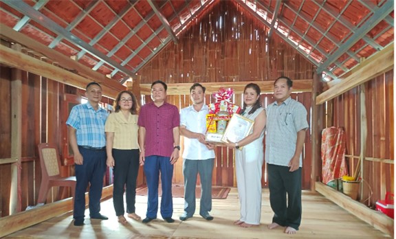 Tổ chức công bố và trao Quyết định cấp Giấy chứng nhận quyền sử dụng Nhãn hiệu chứng nhận Dệt Thổ Cẩm Kon Tum cho hộ kinh doanh, sản xuất Dệt thổ cẩm của bà Y Thoai