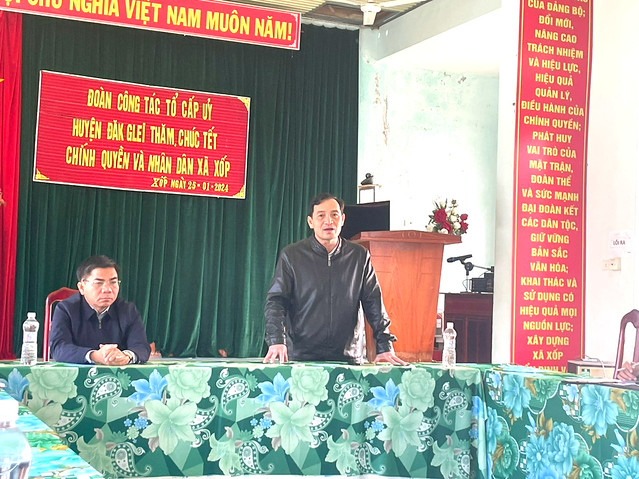 Đại diện tổ cấp ủy phụ trách địa bàn huyện Đăk Glei, đồng chí Đinh Quốc Tuấn, Tỉnh ủy viên, Trưởng Ban Dân tộc tỉnh đi thăm, chúc tết cấp ủy, chính quyền và Nhân dân xã Xốp và xã Đăk Choong.