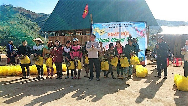 Lãnh đạo, CBCC Ban Dân tộc thăm chúc Tết tại xã kết nghĩa Măng Ri, huyện Tu Mơ Rông
