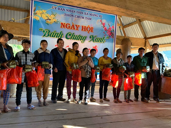 Lãnh đạo, CBCC Ban Dân tộc thăm chúc Tết tại xã kết nghĩa  Măng Ri, huyện Tu Mơ Rông