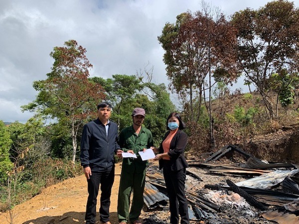 Lãnh đạo Ban Dân tộc thăm hỏi, động viên gia đình các nạn nhân người dân tộc thiểu số nghèo gặp rủi ro tại huyện Kon PLông và Kon Rẫy